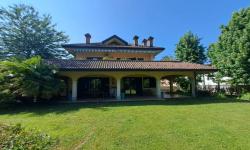 BIFAMIGLIARE APPARTAMENTO PIANO TERRA CON PARCO, TAVERNETTA E PORTICO